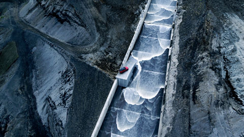 Range Rover Sport Completes Spillway Climbing Challenge