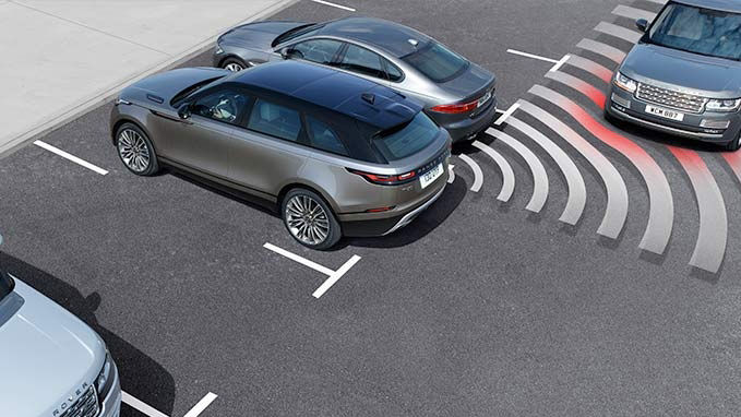 Range Rover is parking getting notifications for close vehicles