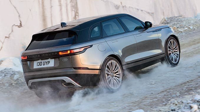 Range Rover is spinning and provoke dust