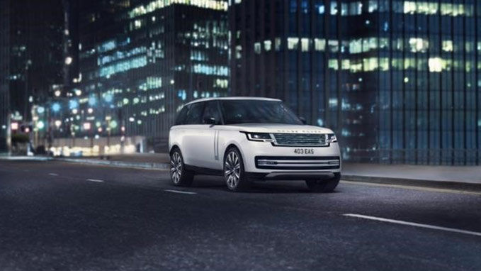 White Range Rover driving in the city at night