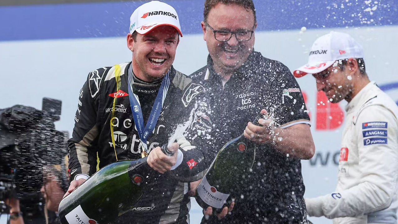 In the 14th round, driver Nick Cassidy stood on the highest podium and set the fastest lap time.