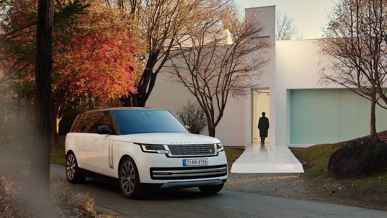 Range Rover parked outside whitehouse