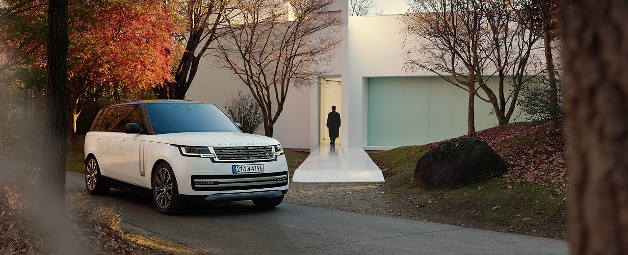 Range Rover parked outside whitehouse
