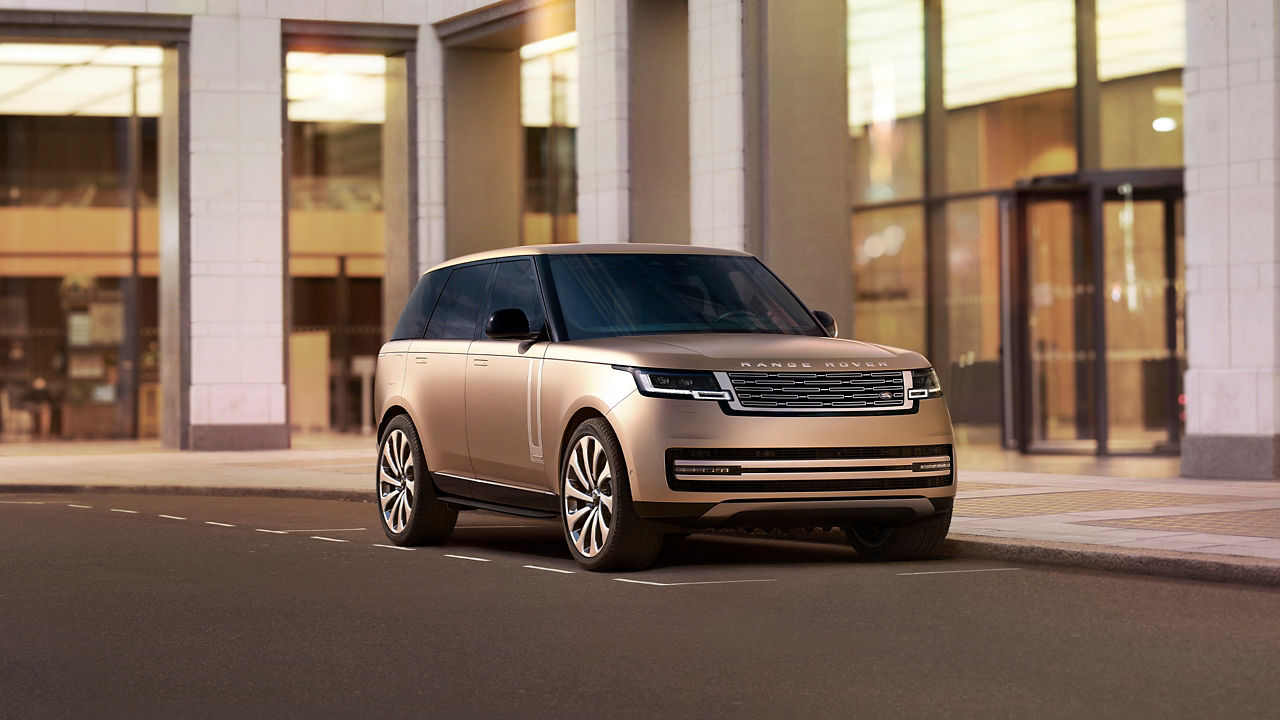 停在玻璃建筑外的全新揽胜