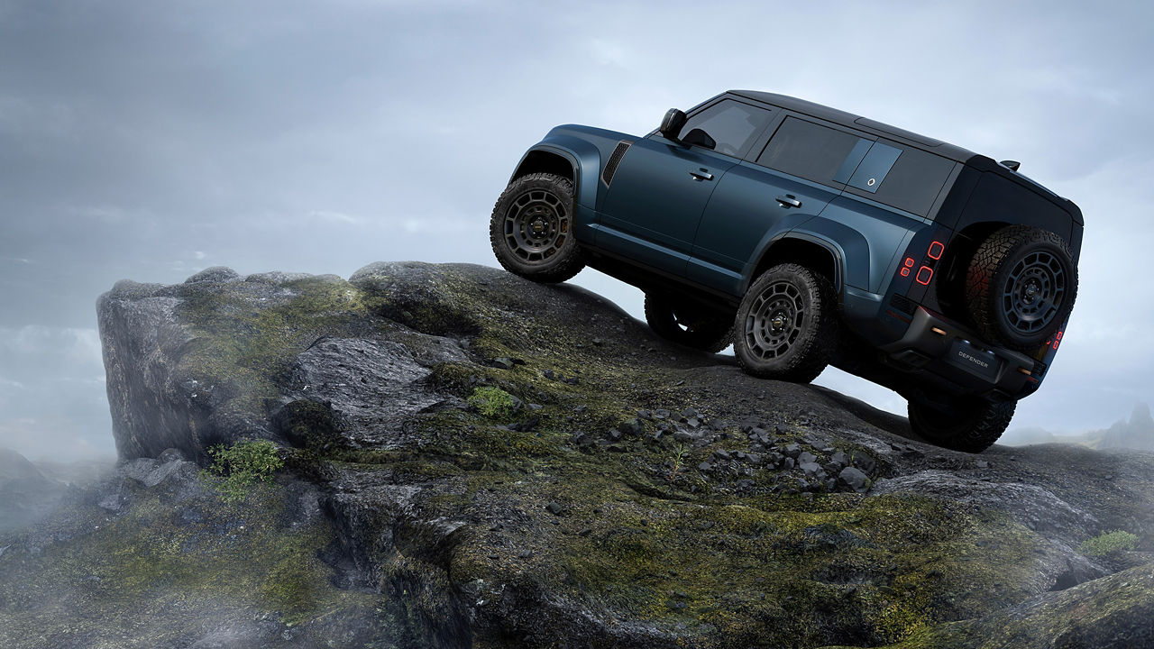 Defender parked on edge of Mountain