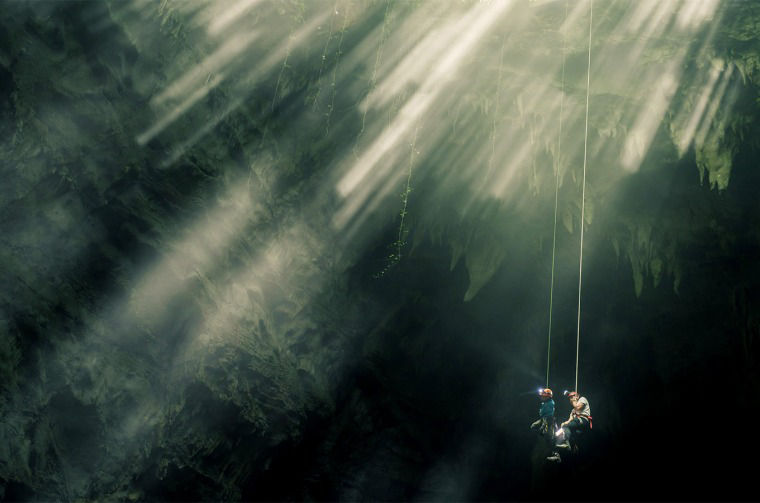 Climbers in Dashiwei Tiankeng