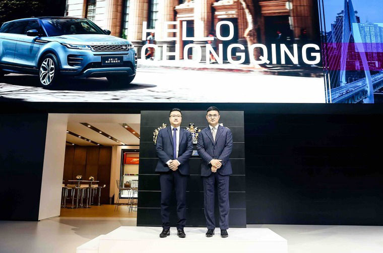 Group photo of high-level executives at the Chongqing Auto Show