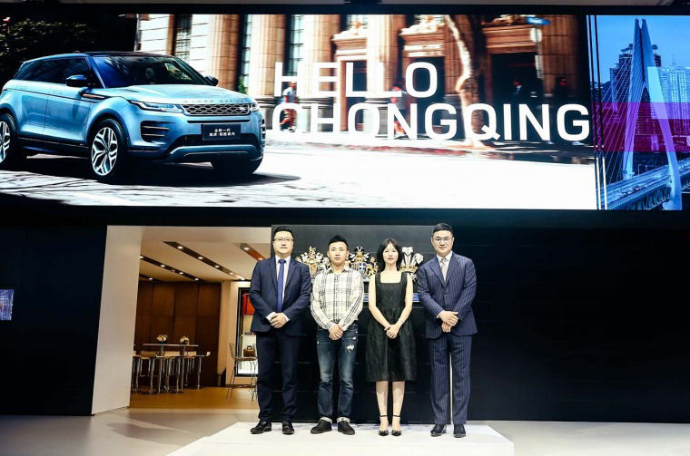 Group photo of senior executives at Chongqing Auto Show with representatives of Aurora car owners