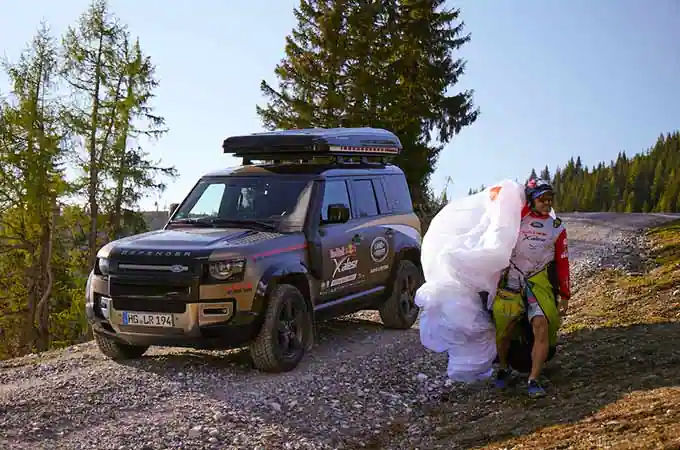 Land Rover Defender Offers Full Coverage In Extreme Cross Races