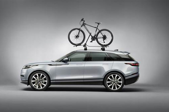Side view of Range Rover Velar with roof bike rack 