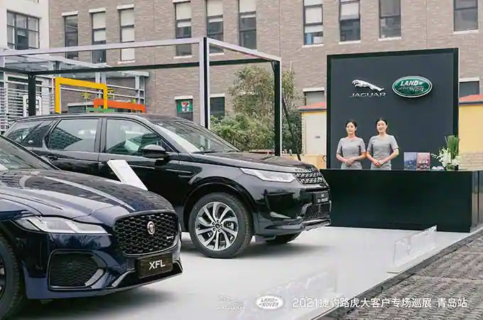 Jaguar XFL next to Land Rover Discovery