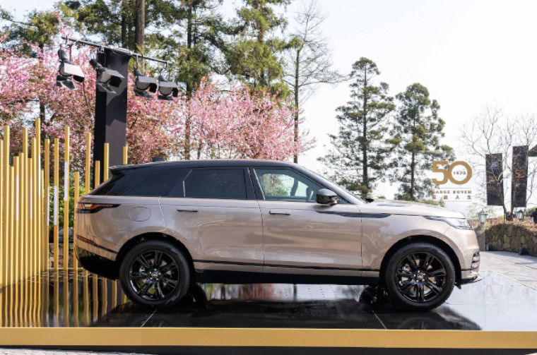 Range Rover side view