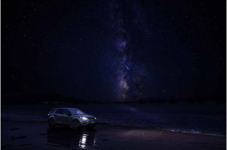 Land Rover Discovery at night
