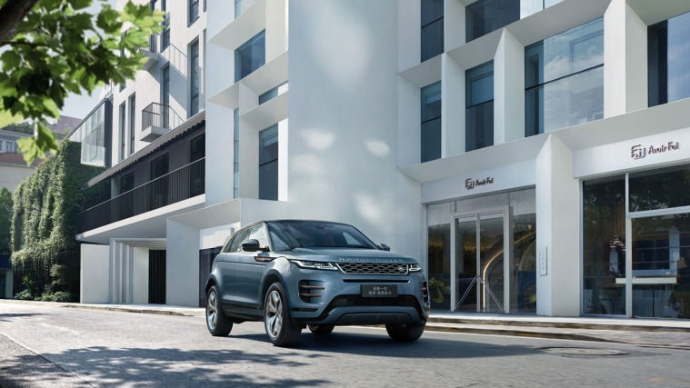 Range Rover Evoque driving through city