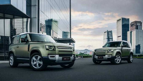 Two Land Rover Defender 90 parked in city
