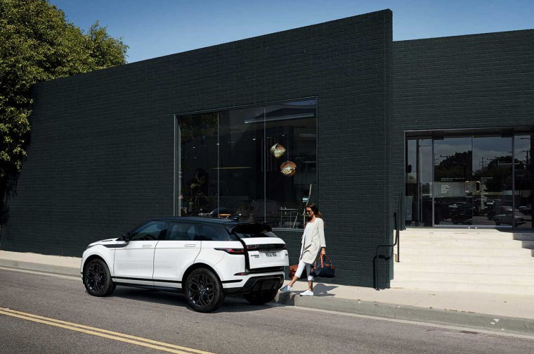 Range Rover Evoque Gesture-Controlled Power Tailgate 