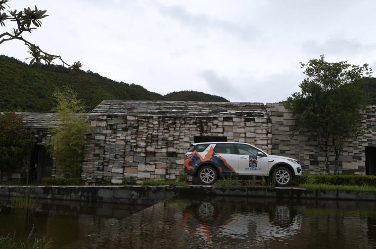 Land Rover Discovery parked by water