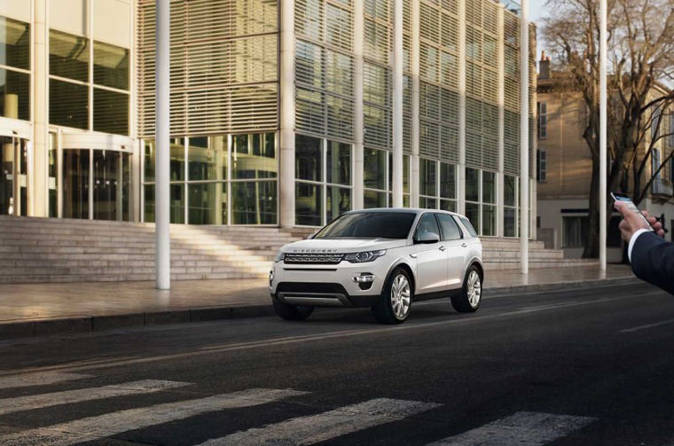 2018 Range Rover Discovery driving on road