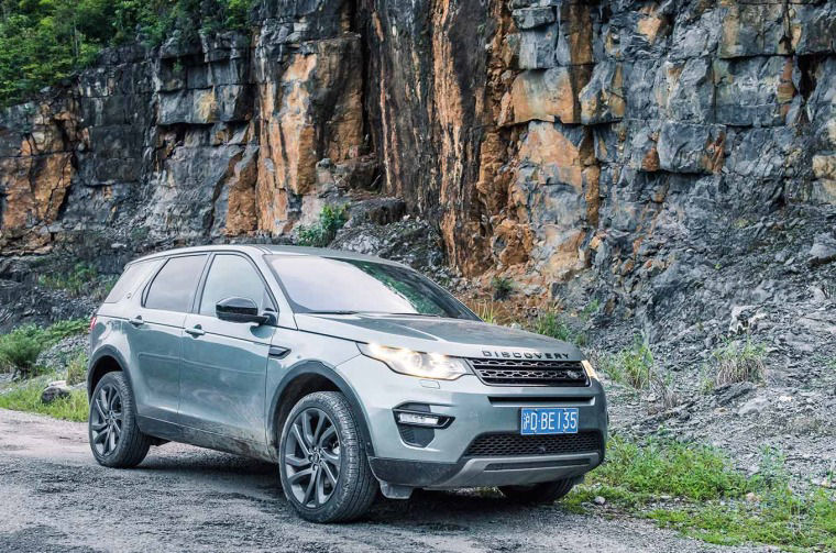 Land Rover Discovery parked by cliff
