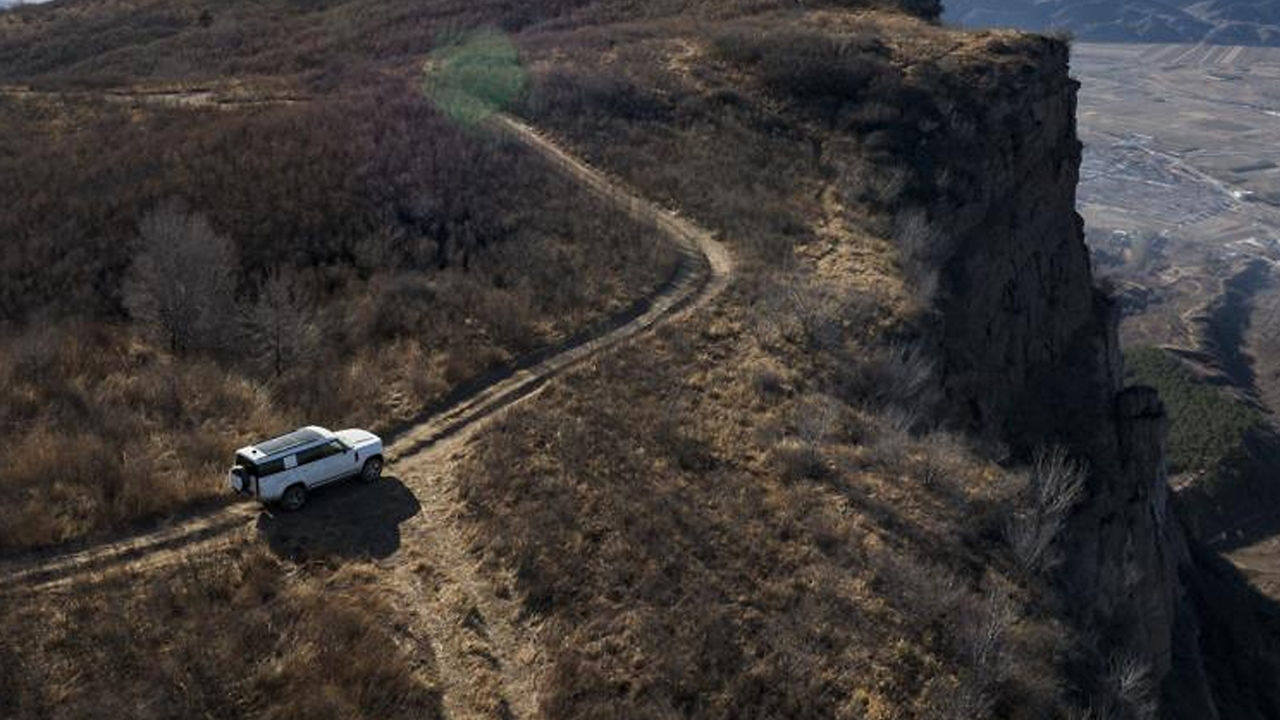 The new Land Rover Defender 130 can quickly respond to changes in the winding road alone